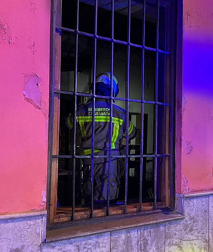 Imagen secundaria 2 - Agentes, durante la extinción de incendio. 