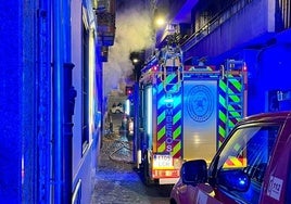 Bomberos trabajan en la extinción del fuego en el piso turístico.