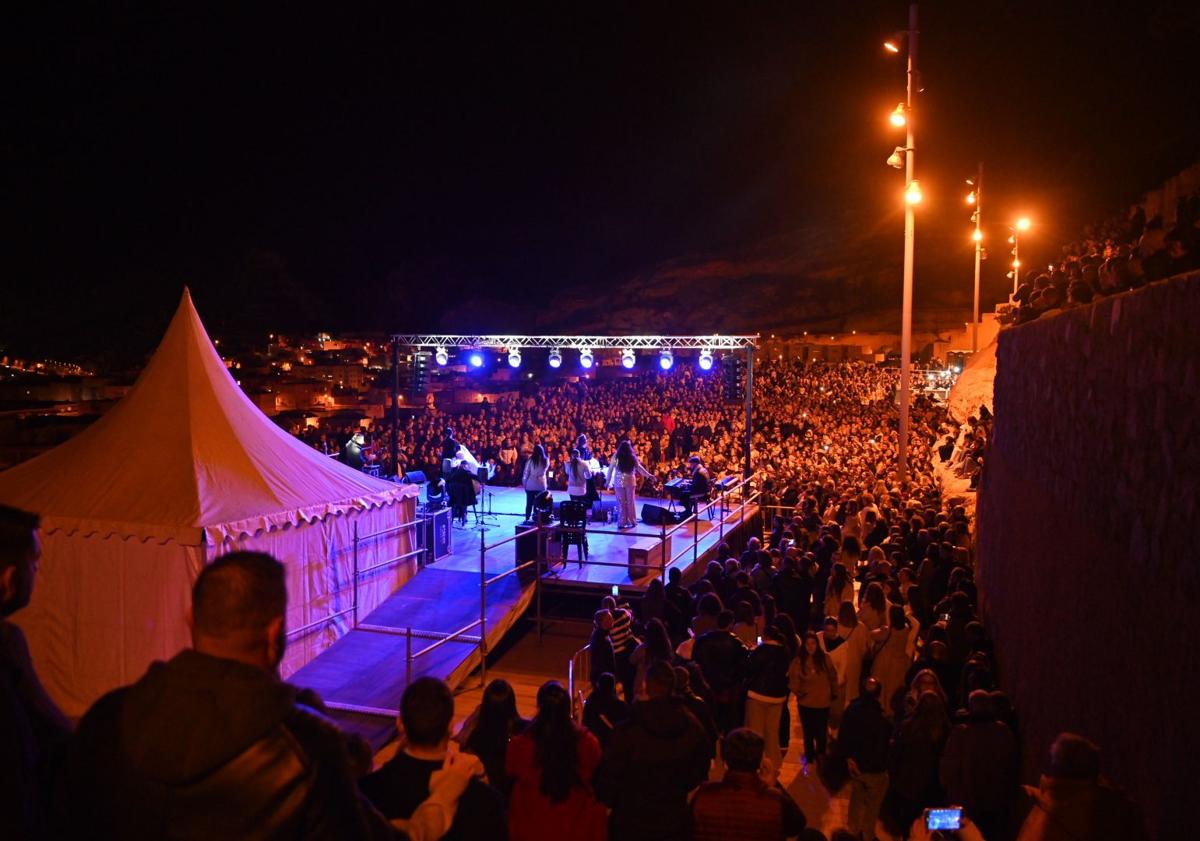 Imagen principal - La Noche de las Candelas: el primer brindis de la Navidad desde el Mesón Gitano