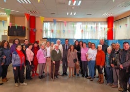 Foto de familia con usuarios del centro del Polígono del Valle.