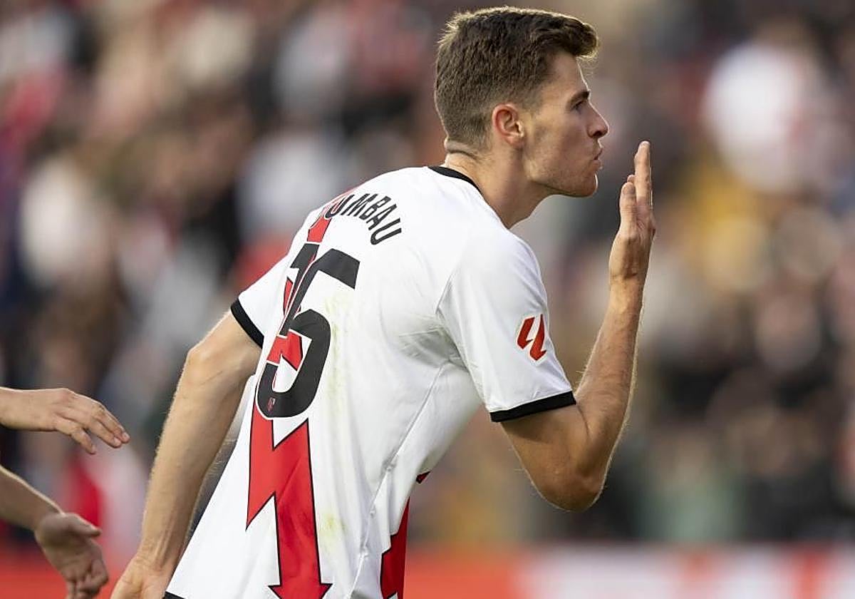 Gerard Gumbau celebra el gol al Alavés al que contribuyó, aunque fuera de Sivera en propia puerta.