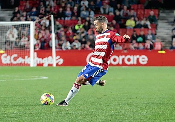 Alberto Perea lanza la falta que terminó en gol contra la Ponferradina.