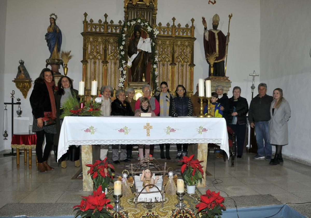 Vecinos de Ízbor en el altar ,mayor de la iglesia, donde se encuentra la imagen de San José, en el centro de la foto.