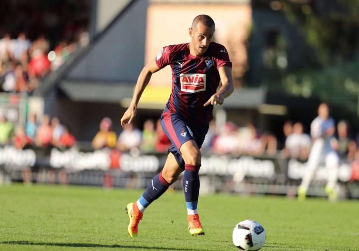 Alejandro Gálvez persigue un balón durante un partido.