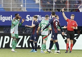 Expulsión de Martin Hongla en Ipurua.