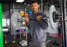 Loïc Williams levanta una barra en el gimnasio de la Ciudad Deportiva.