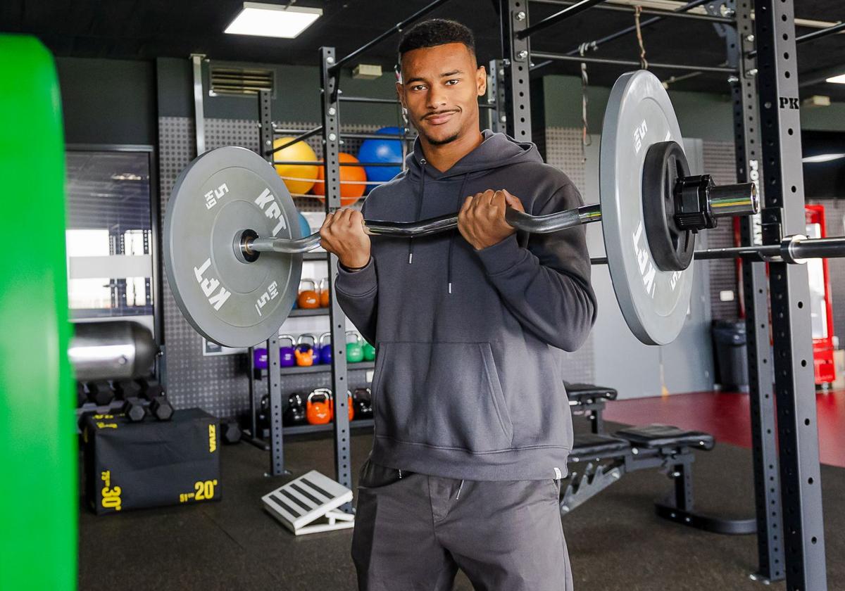 Loïc Williams levanta una barra en el gimnasio de la Ciudad Deportiva.