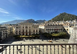 Vista de la plaza de Santa María de la capital, con el Ayuntamiento al fondo.