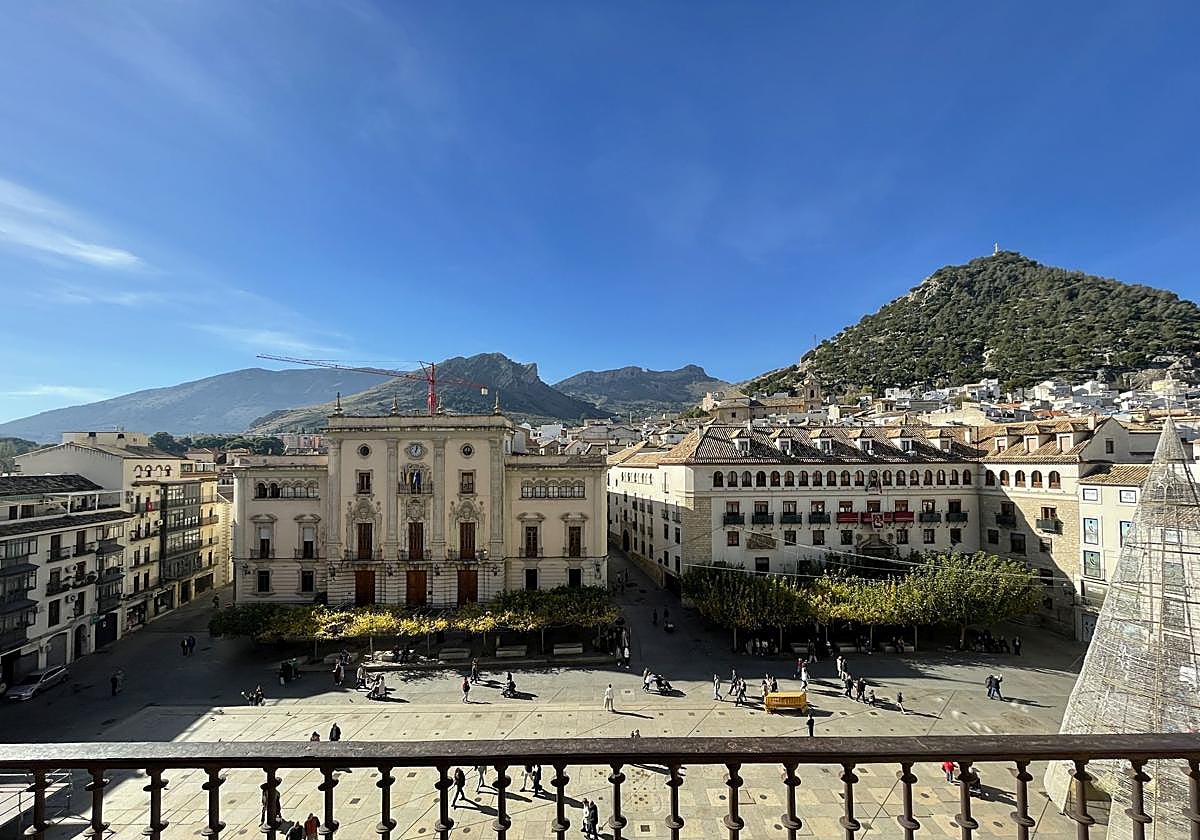 Vista de la plaza de Santa María de la capital, con el Ayuntamiento al fondo.