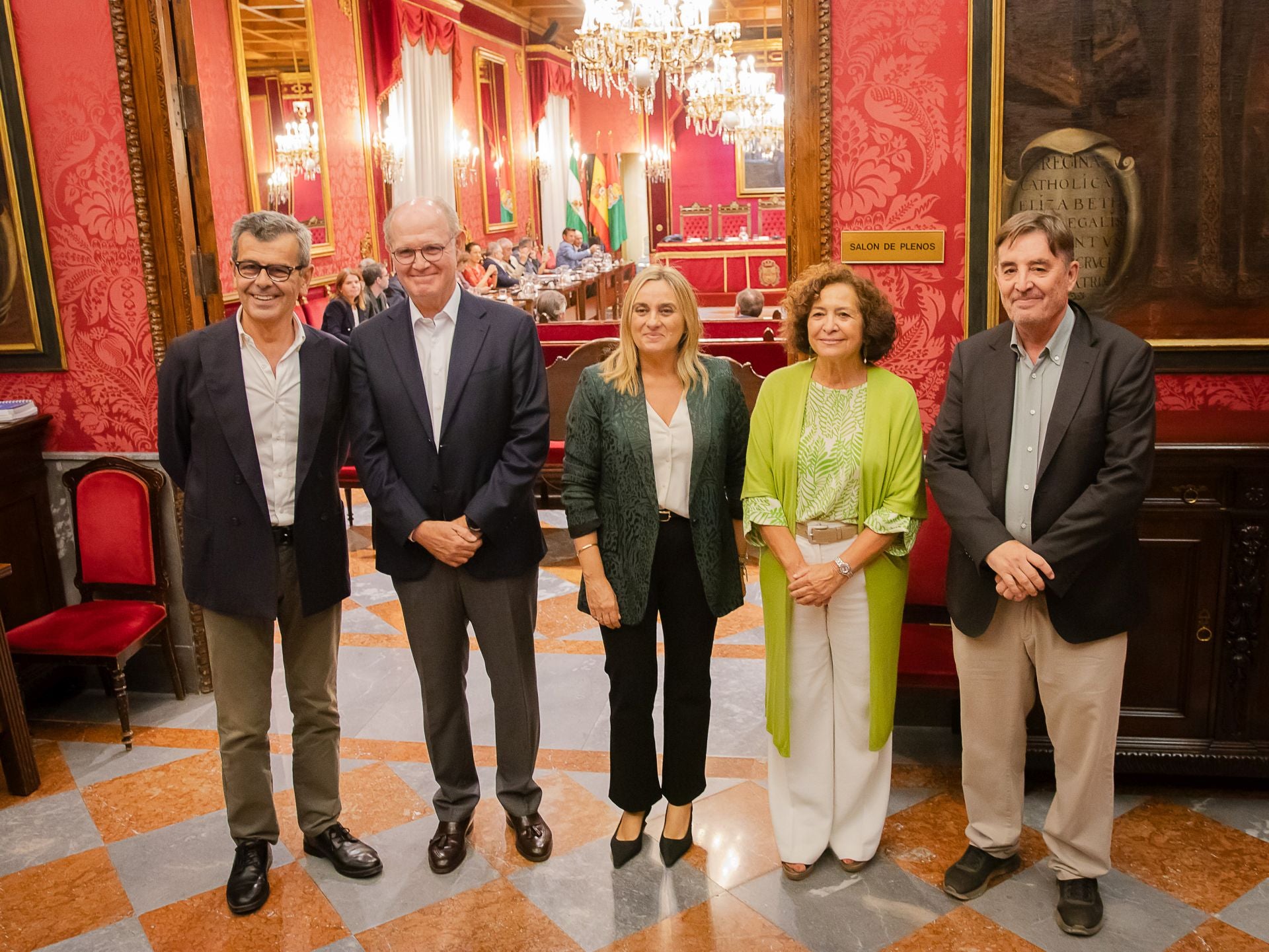 La alcaldesa y el concejal de Cultura junto a los tres comisarios de la candidatura el pasado mes de octubre.