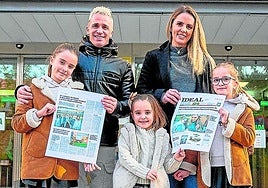 Alodía y su familia con la portada de IDEAL en el Materno.