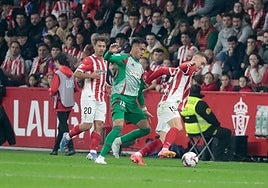 El granadinista Reinier persigue a un rival del Sporting en El Molinón este curso.