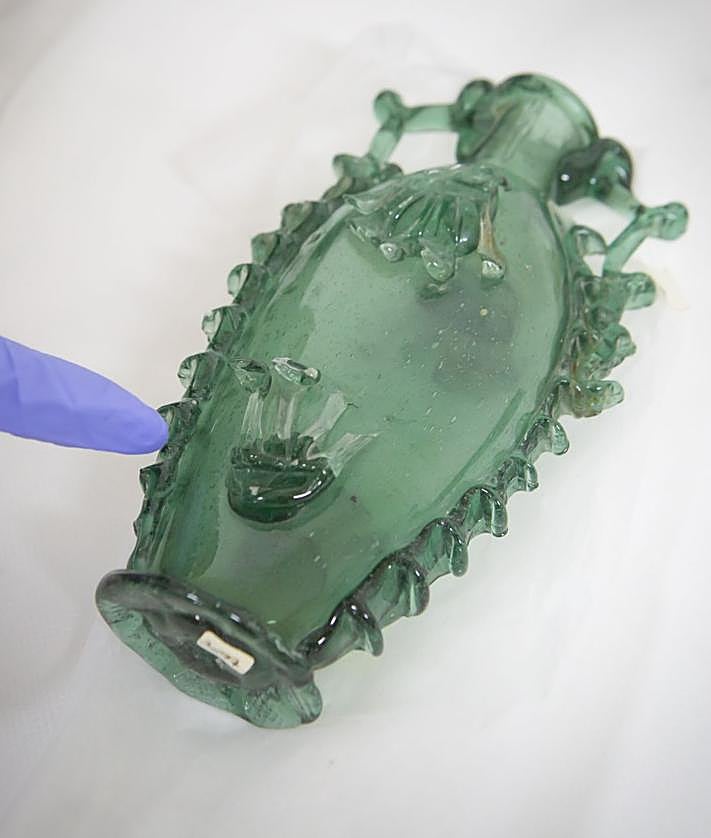 Imagen secundaria 2 - Vidrios de Castril que se conservan en el Arqueológico. 