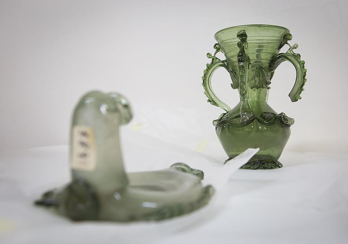 Imagen principal - Vidrios de Castril que se conservan en el Arqueológico. 