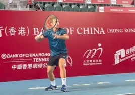 Roberto Carballés entrena en la pista dura indoor de Hong Kong.