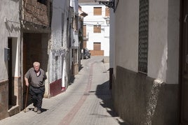 Un vecino pasea en un municipio afectado por la despoblación.