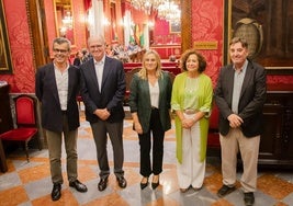 La alcaldesa y el concejal de Cultura junto a los tres comisarios de la candidatura el pasado mes de octubre.