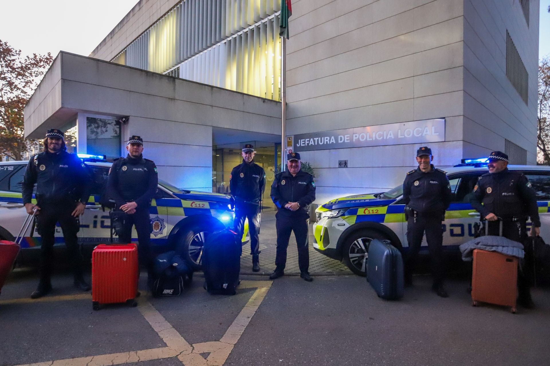 Los cinco agentes y el jefe de la Policía Local posan antes de iniciar el viaje hacia Valencia.