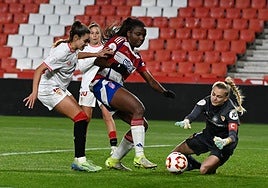 La nazarí Edna trata de regatear a la meta rival en Los Cármenes.