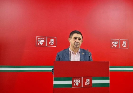 El secretario general del PSOE, Paco Reyes, en rueda de prensa.