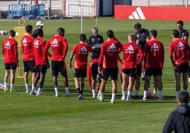 Fran Escribá se dirige a su plantilla durante un entrenamiento reciente.