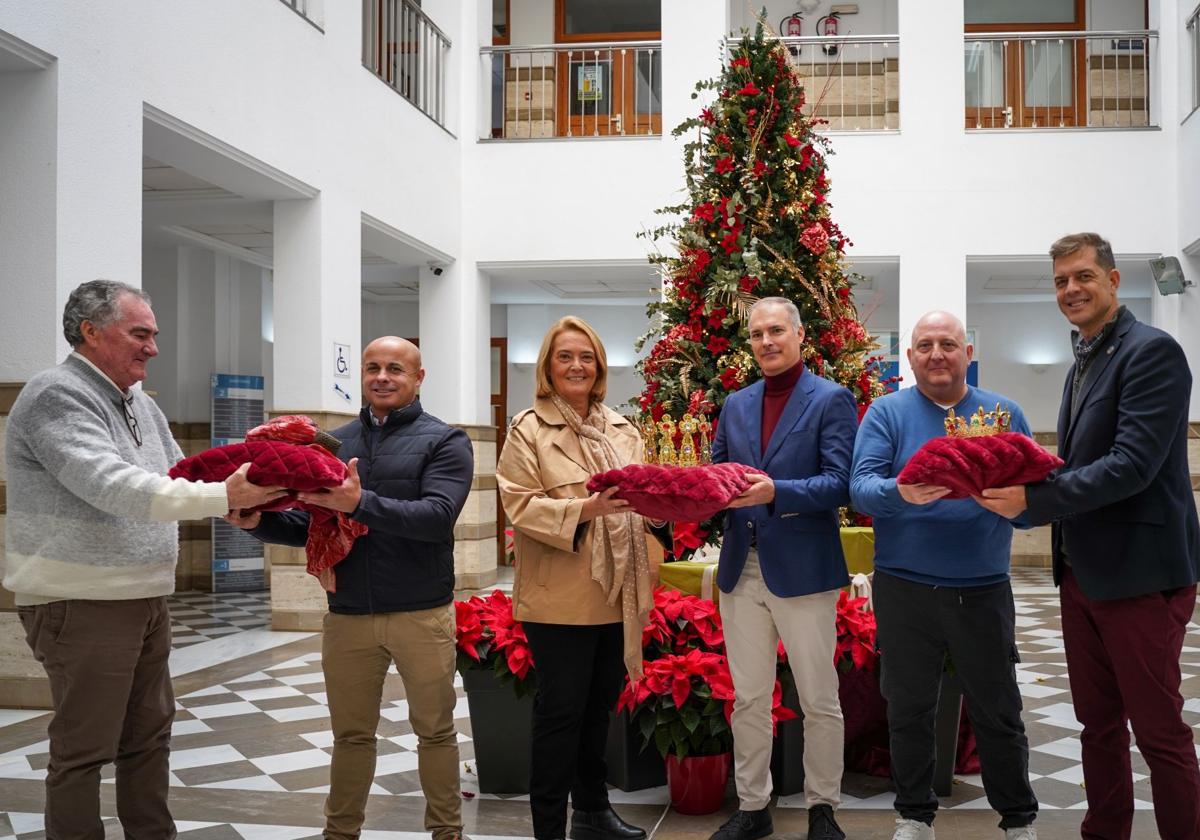 Los embajadores reciben las coronas.