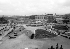 Inicios del Bulevar, a fines del XX, con la estación desplazada a la izquierda y la futura plaza de Jaén por la Paz.