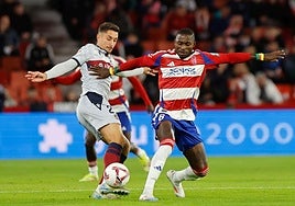 El rojiblanco Martin Hongla disputa el balón en Los Cármenes ante el Levante.