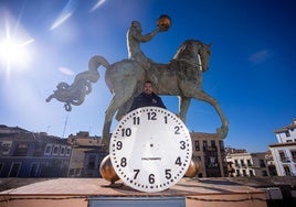 Manuel Pinel, bajo la estatua que preside la fachada del Ayuntamiento de Granada con la antigua esfera del reloj.