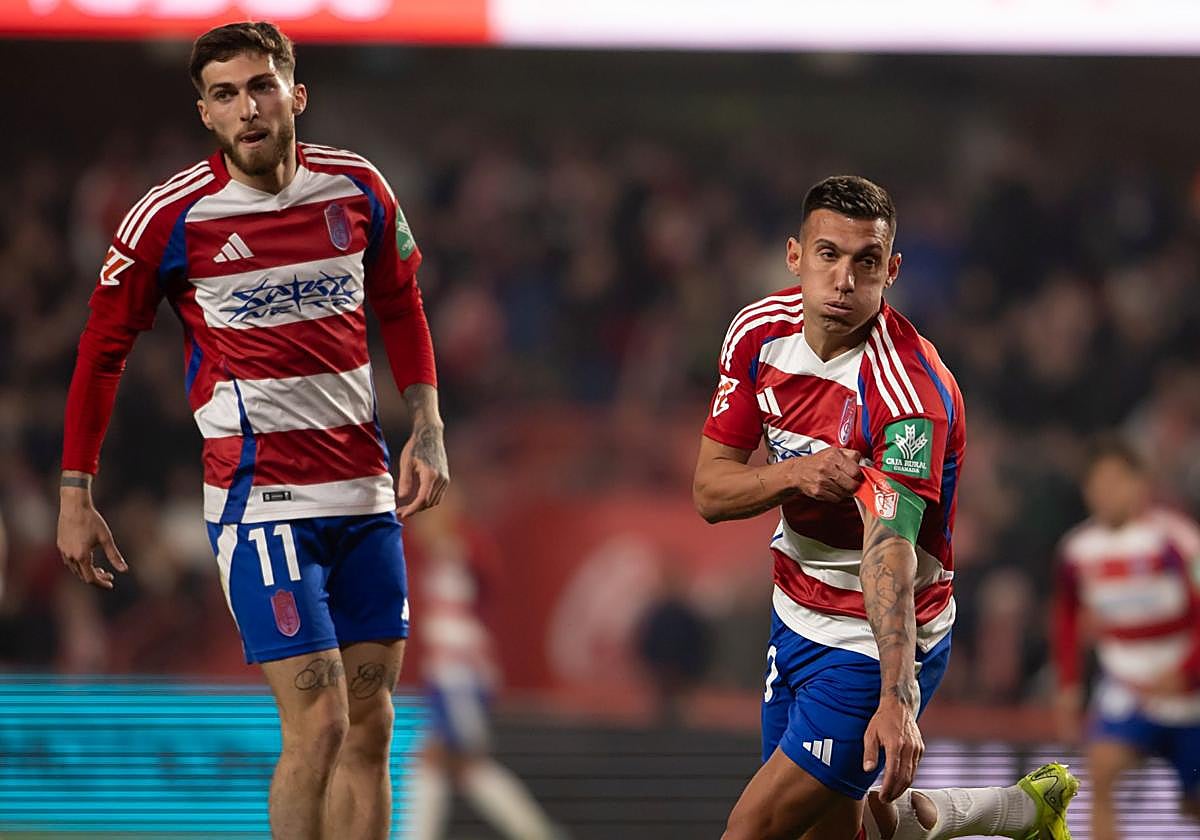 Myrto Uzuni celebra un gol con el Granada junto a Tsitaishvili.