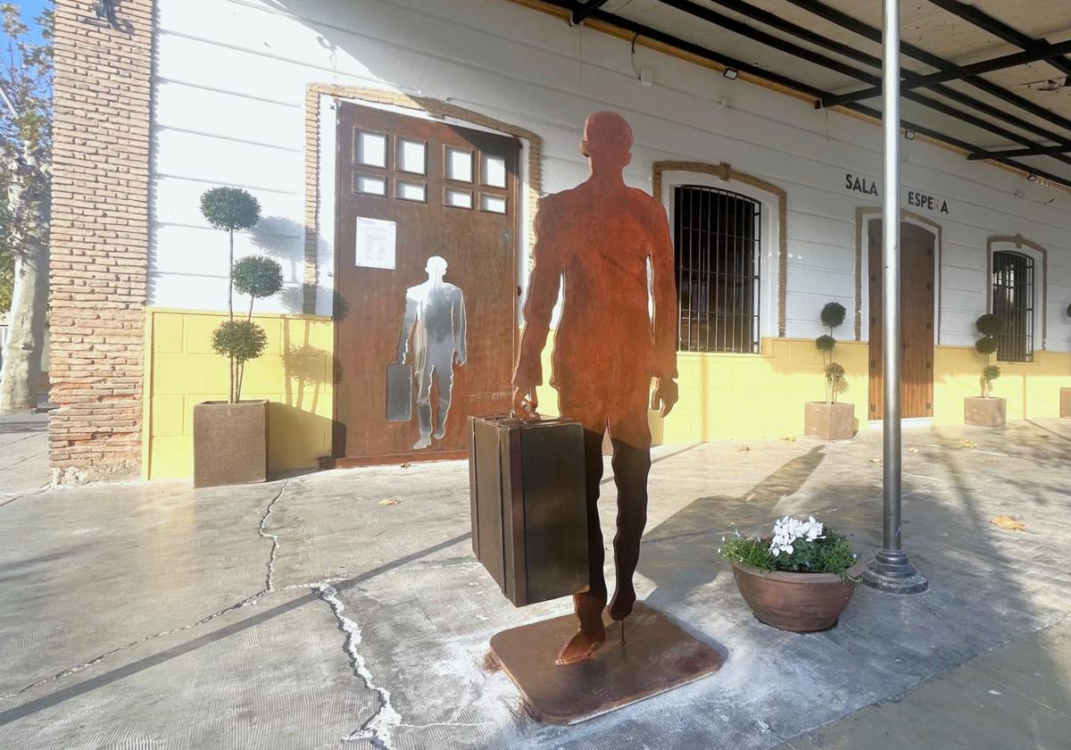 Estatua en homenaje a los emigrantes.