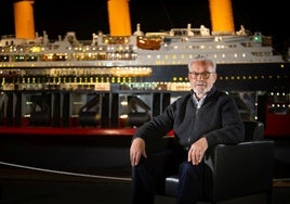 Jiménez, junto a la maqueta del Titanic del Parque de las Ciencias.