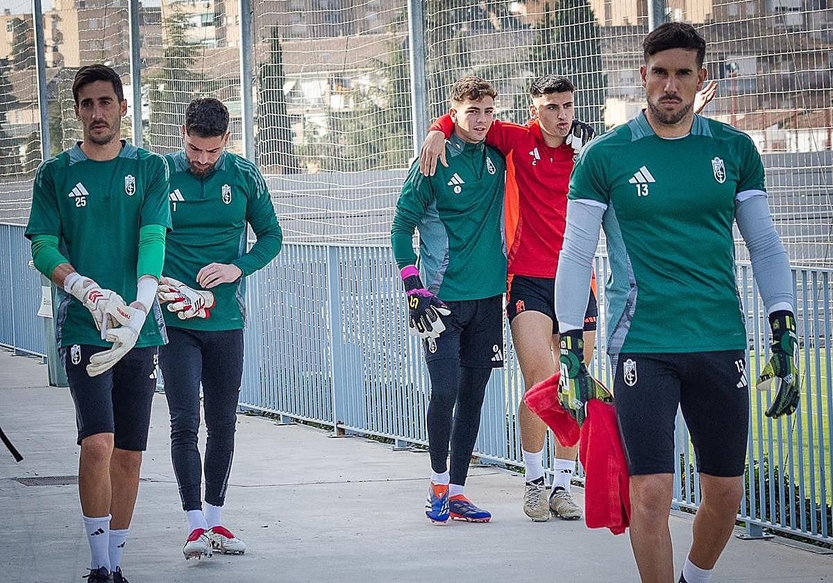 Los guardametas del Granada y el defensor Rubén Sánchez, durante un entrenamiento.