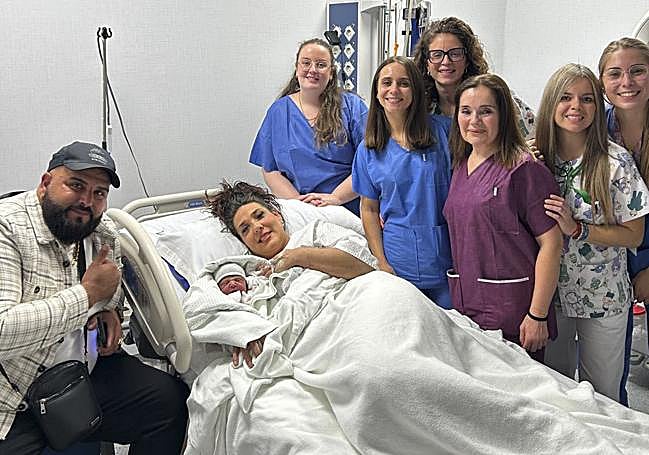Los papás posan con Lola junto al equipo del Hospital Torrecárdenas de Almería.