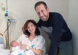 Eva María y Rafael sonrien felices con su pequeña Miriam, en el Hospital Materno Infantil de Granada