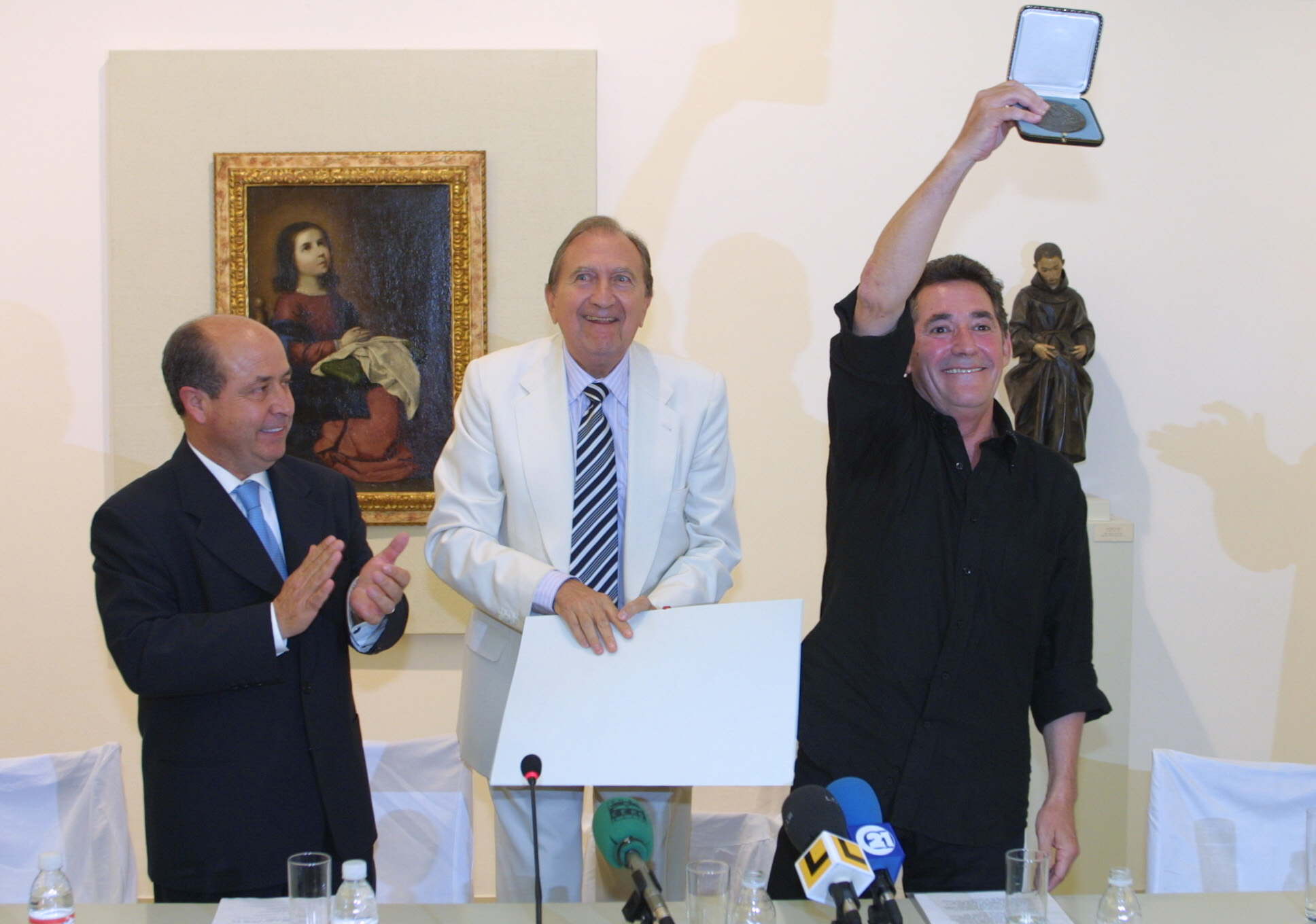 El alcalde José Torres Hurtado entrega la Medalla de Oro de la Fundación Rodríguez Acosta al cantante Miguel Ríos, en reconocimiento de su trayectoria profesional. Año 2003