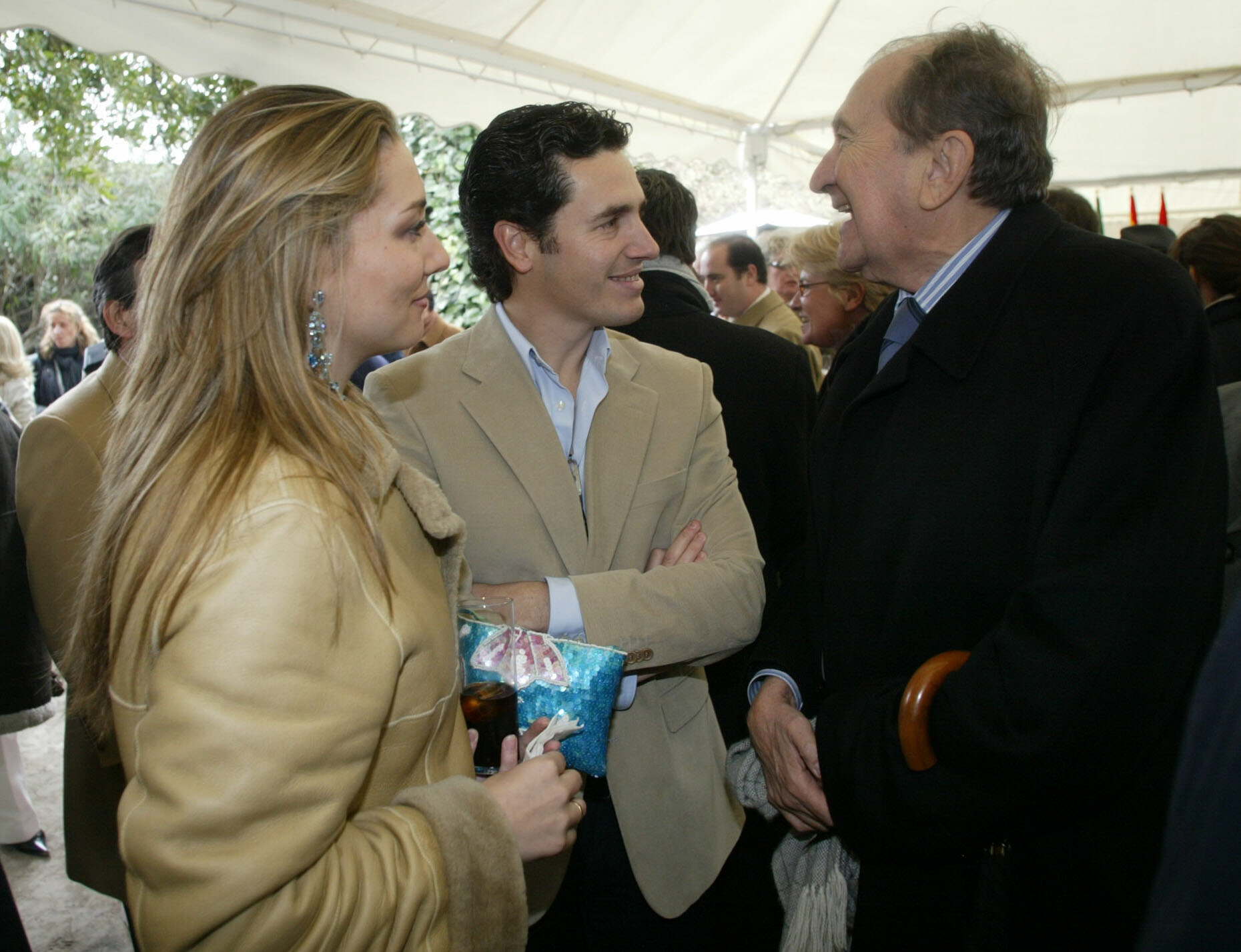 Firma del protocolo para la creación del Centro García Lorca en Granada. En la imagen, Marina Heredia y su esposo conversan con Miguel Rodríguez-Acosta. Año 2004