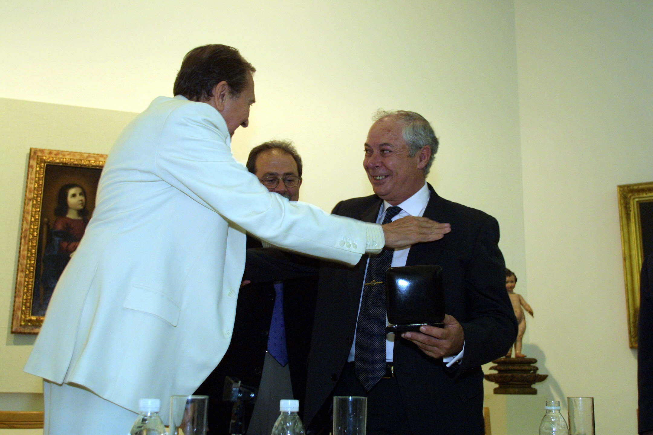 Miguel Rodríguez-Acosta (izq) hace entrega de la medalla de la Fundación Rodríguez-Acosta, al poeta Antonio Carvajal en presencia del alcalde, José Moratalla. Año 2001