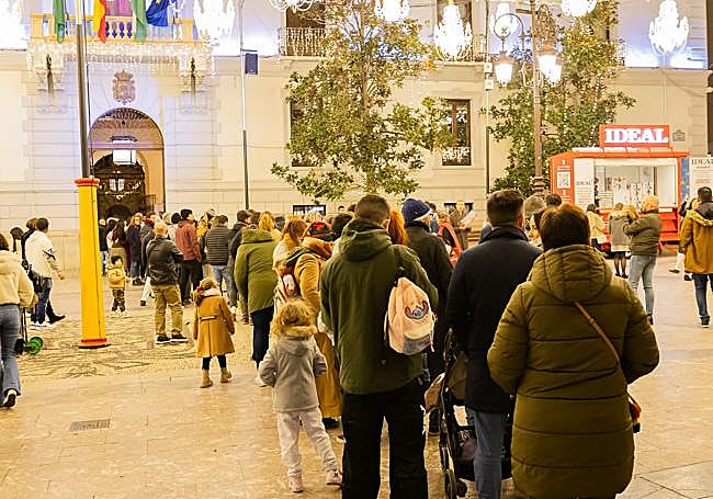 Colas para entregar la carta al Cartero Real