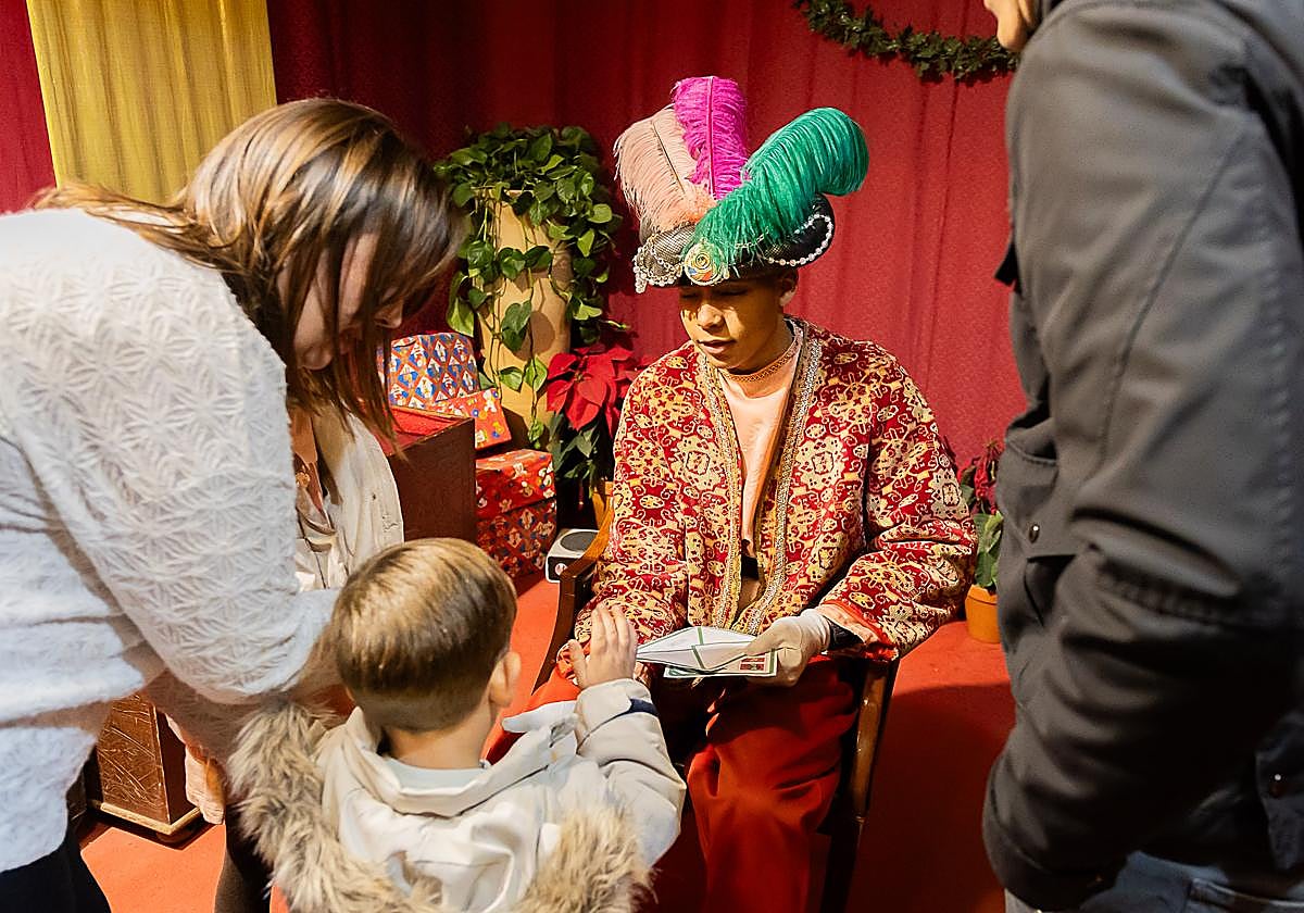 El Cartero Real recibe la carta a los Reyes Magos de un pequeño granadino.