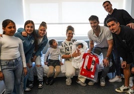 Los jugadores del Almería haciendo regalos a los niños en el hospital. UDA