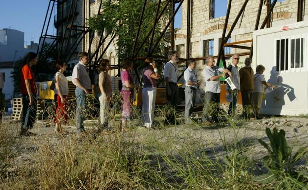 Cola ciudadana en 2004 para reclamar la construcción de una vez del nuevo teatro de Jaén.