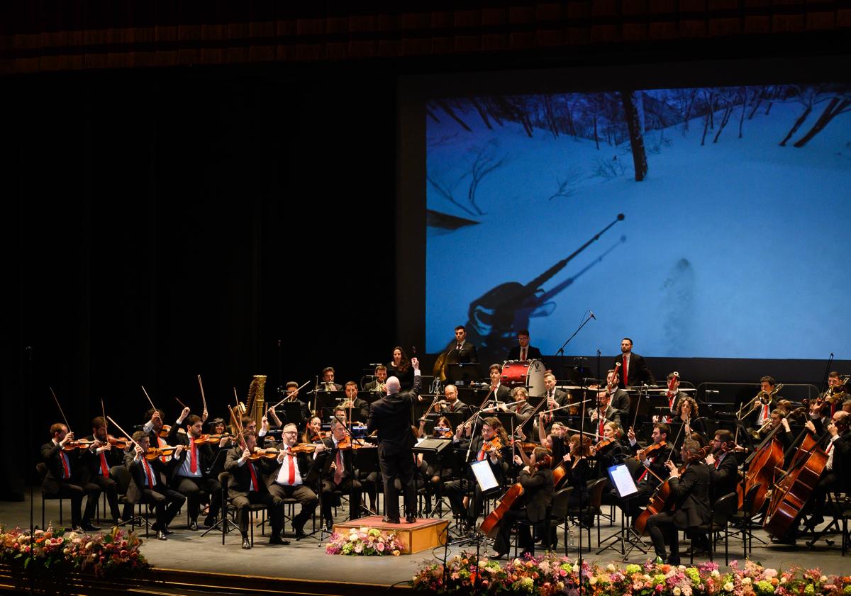 Imagen principal - El concierto de valses y polkas de la OCAL recarga de energía a los almerienses y da inicio al año cultural