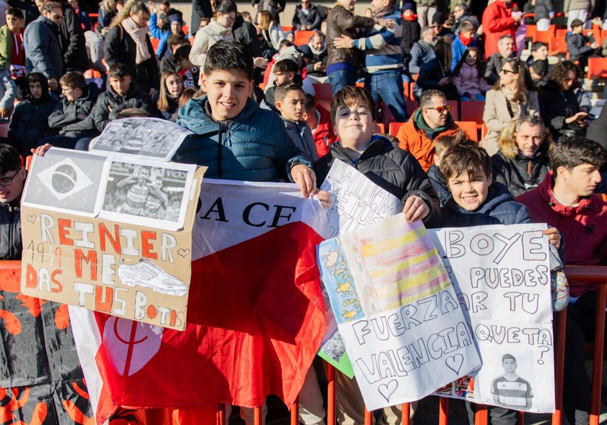 Roberto, Pablo y Alejandro, los tres rojiblancos más madrugadores, posan con sus pancartas en Los Cármenes.