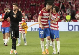 Domingos Duarte y Luis Milla charlan tras un partido con el Granada.