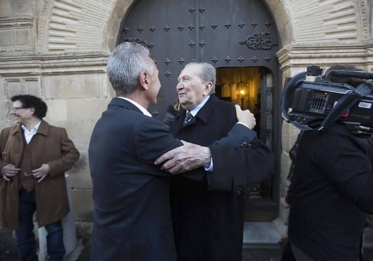 Miguel Rodríguez-Acosta junto al por entonces consejero de Cultura, Miguel Ángel Vázquez, en 2018.