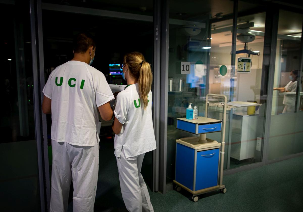 Dos enfermeros durante una guardia en el hospital.