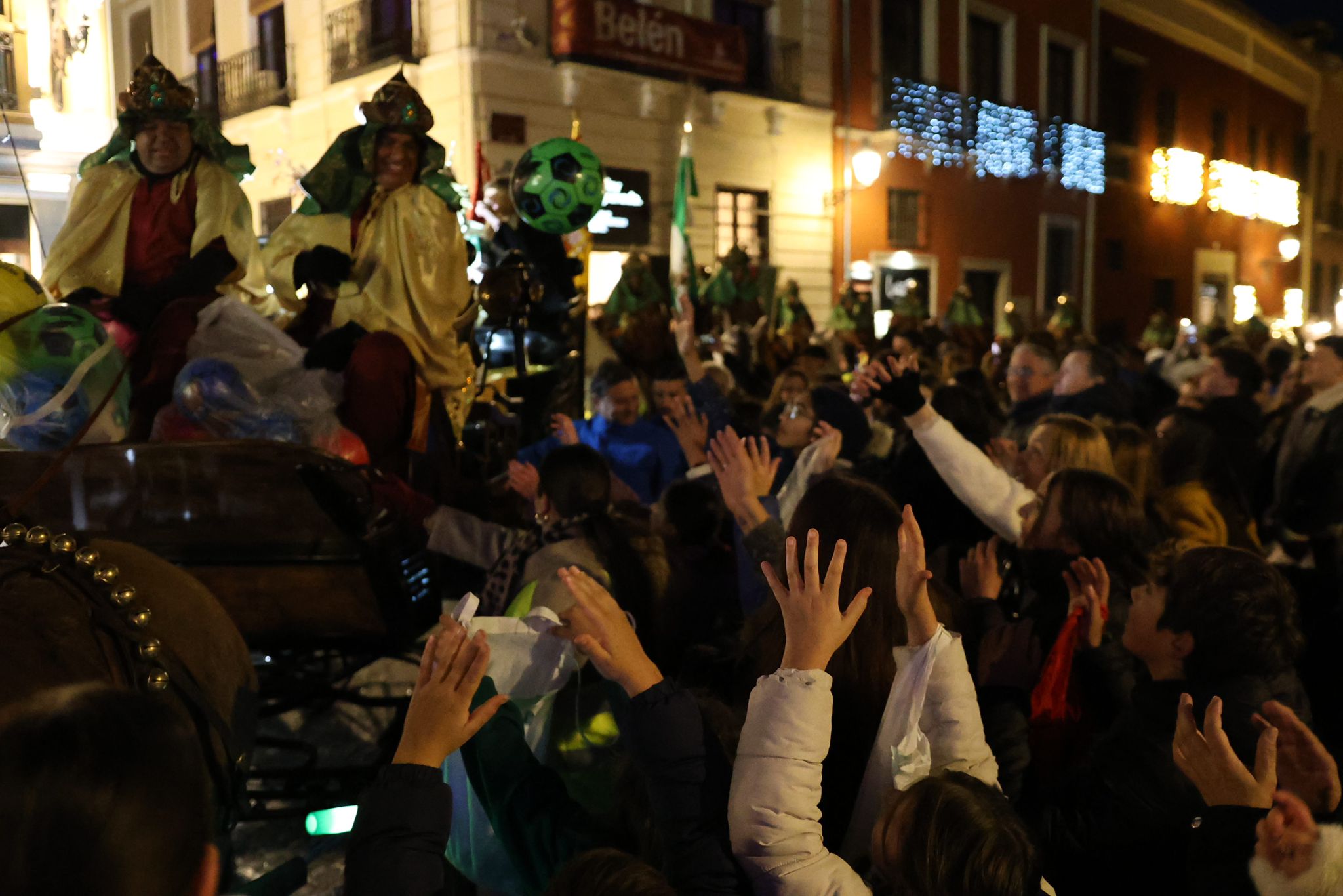 Las imágenes que no has visto de la cabalgata del Heraldo en Granada