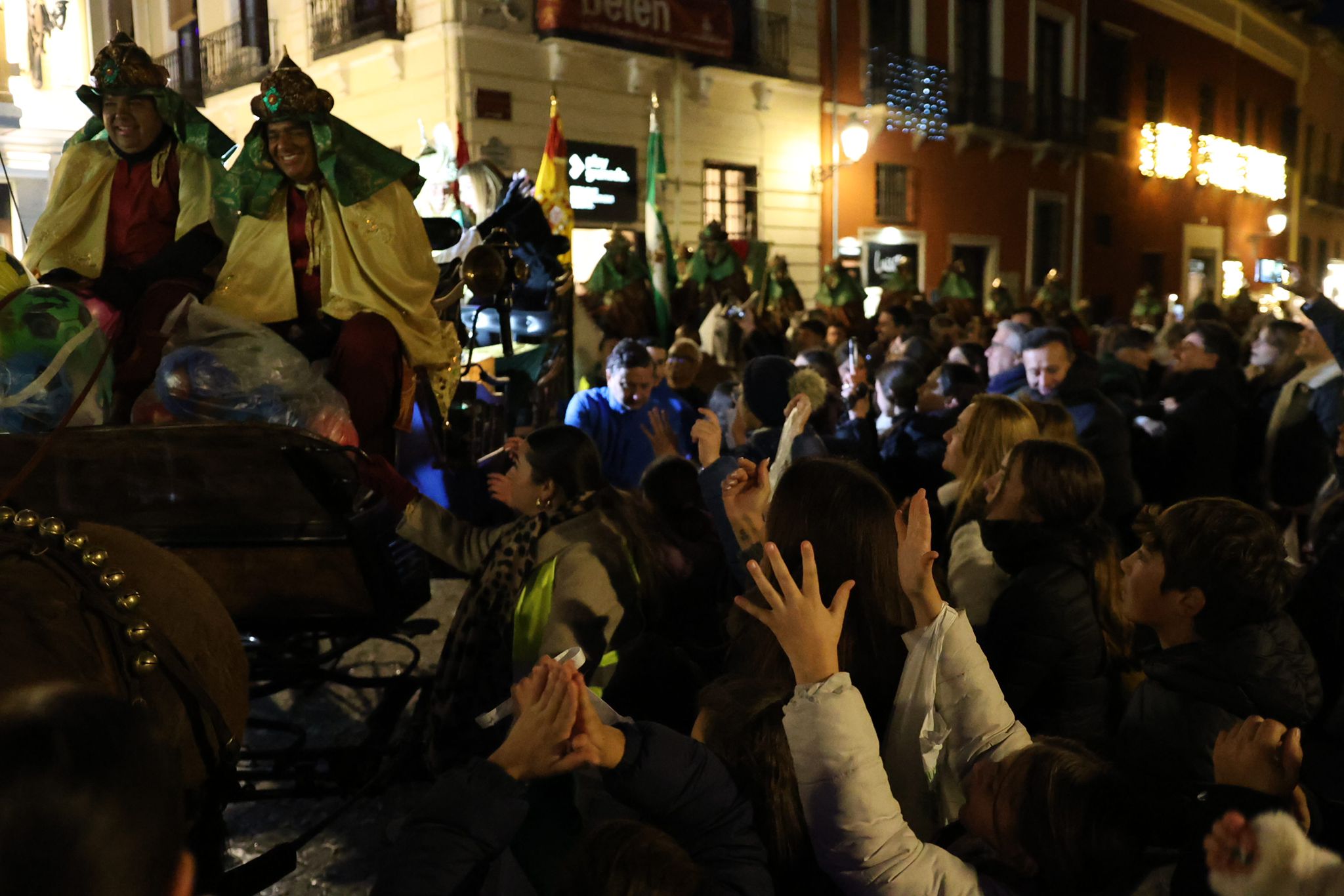 Las imágenes que no has visto de la cabalgata del Heraldo en Granada