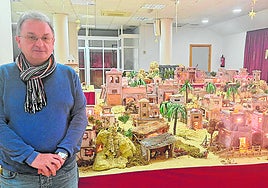 Antonio Giménez, frente al Belén que lleva creando más de tres décadas.